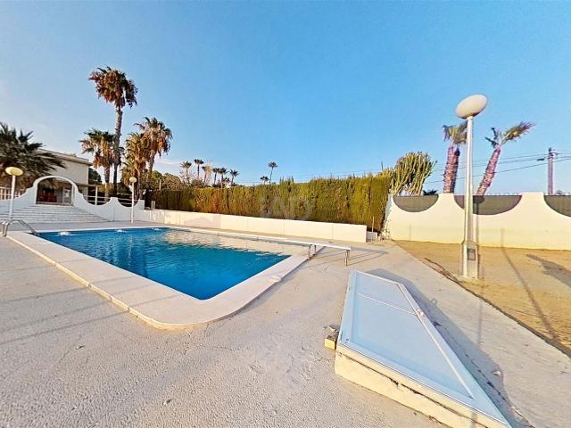 Chalet 6 dormitorios 357 m2 890m² Elche
