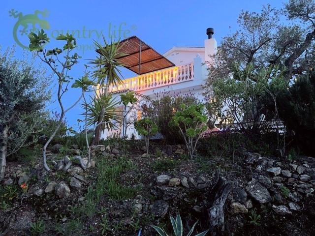 Chalet, Comares