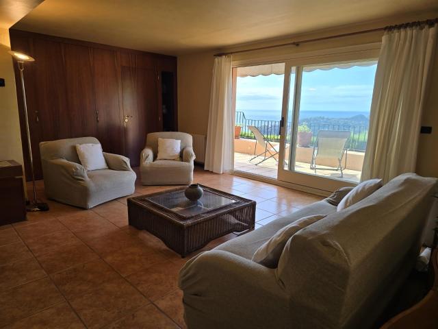 Chalet con magníficas vistas al mar y la bahía, en venta en. 307m² Begur