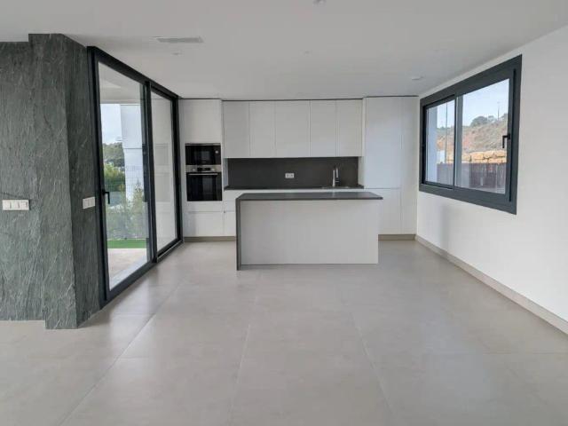 Chalet con balcón en alquiler en Calle Consul Porfirio Smerdou