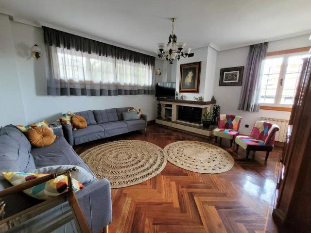 Chalet con balcón en alquiler en Centro