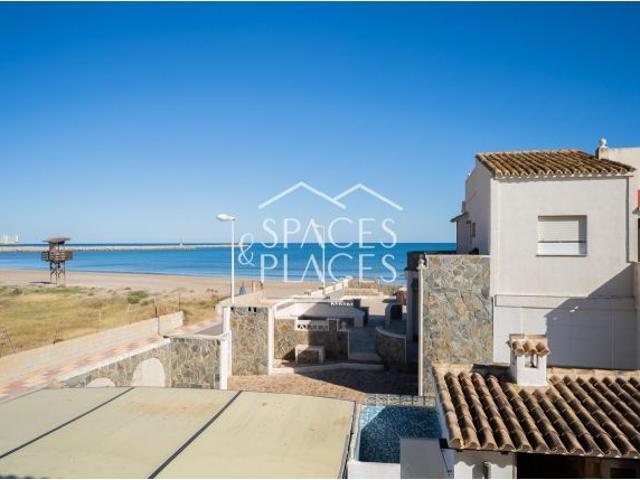 Chalet con cinco dormitorios y piscina frente el mar en Cullera