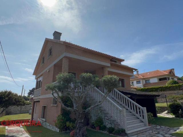 Chalet con dos viviendas independientes y jardín a 200 metros de la playa de Camposancos