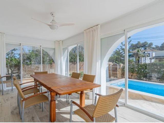 Chalet con dos apartamentos en Cala Santanyi con jardín y piscina