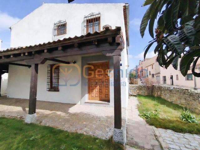 CHALET con ENCANTO a REFORMAR PARCIALMENTE en TORRECABALLEROS Segovia con TRES HABITACIONES, BONITO PORCHE y JARDÍN