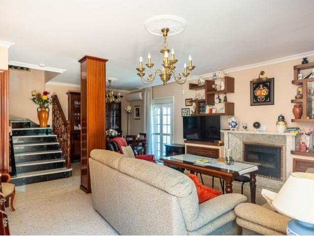 Chalet con encanto en Parque Este: Amplio patio, garaje directo y zonas comunes