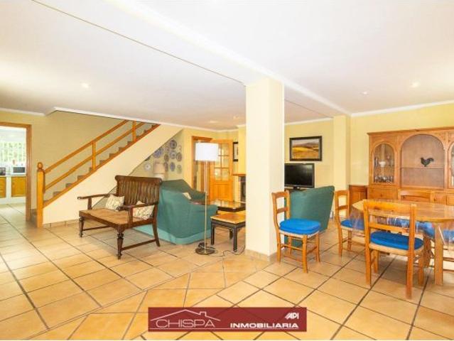 Chalet con gran parcela, jardín y piscina