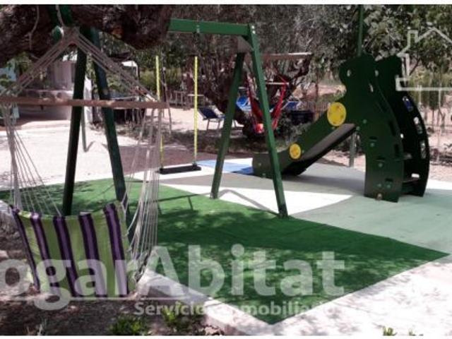 CHALET CON JARDÍN Y CON MUCHAS POSIBILIDADES