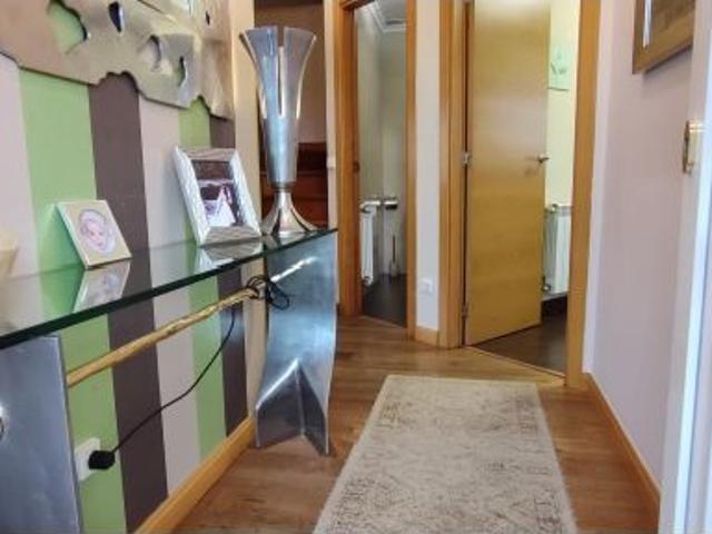 CHALET CON JARDÍN Y 2 PLAZAS DE GARAJE EN VIVEDA