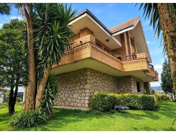 CHALET CON JARDÍN EN TORRELAVEGA