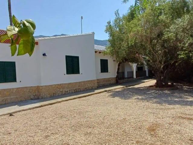 Chalet con jardín en alquiler en El Montgó