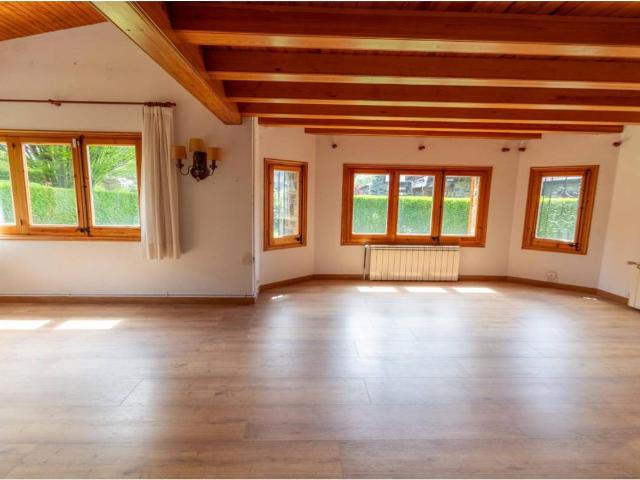 Chalet con jardín privado