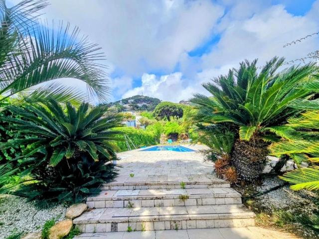 Chalet con licencia turística, piscina y vistas únicas