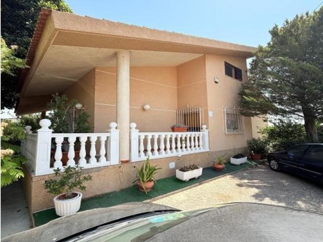 CHALET CON PARCELA, 4 DORM. + 2 BAÑOS CON JARDÍN Y 39 OLIVOS EN PRODUCCIÓN