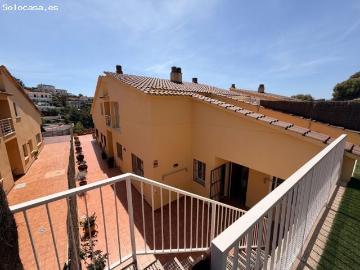 Chalet con parking, varias terrazas y piscina