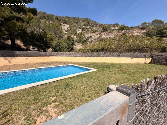 Chalet con parking, varias terrazas y piscina