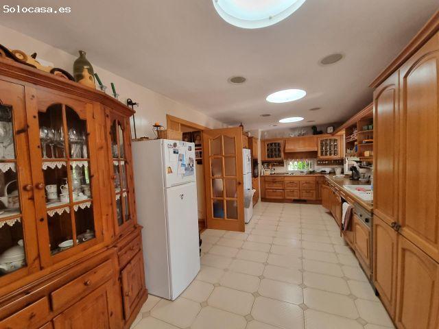 Chalet con patio, piscina, jardin, tenis, porche,bodega y garage