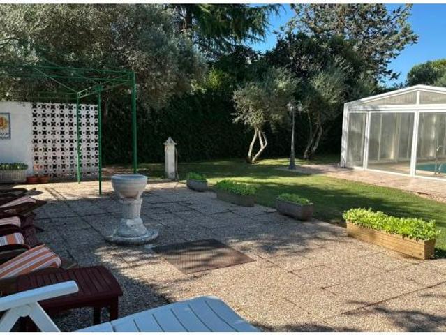 Chalet con piscina cubierta en Eurovillas