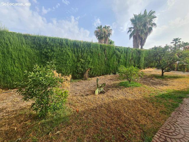 Chalet con piscina, apartamento independiente y 2.000 m2 de parcela en Urbanización Las Pitas – El H