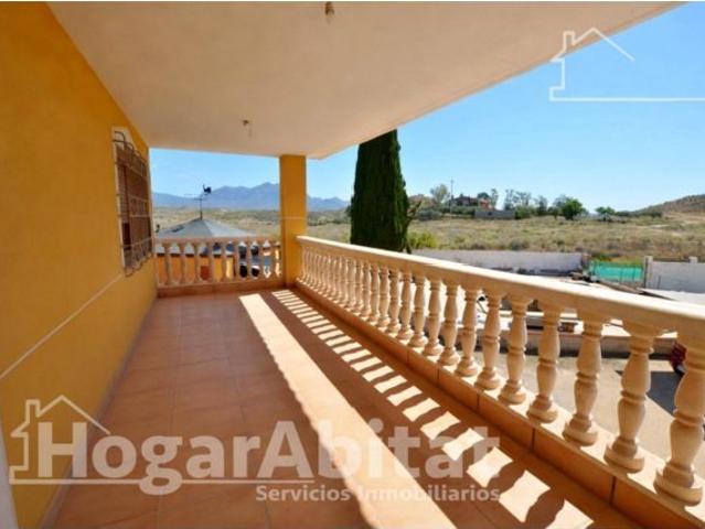 CHALET CON PISCINA, GARAJE, DOS TERRAZAS Y BARBACOA