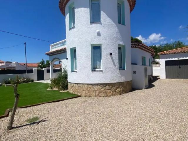 Chalet con piscina en alquiler en Carrer Santiago Rusinyol