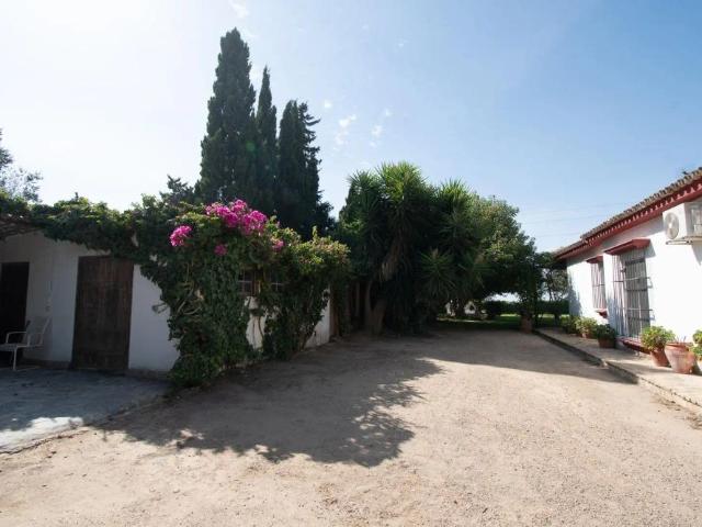Chalet con piscina en alquiler en El Retiro Parque Atlántico Ronda este