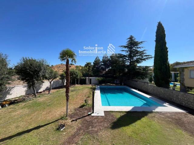 Chalet con piscina en alquiler en Villamayor