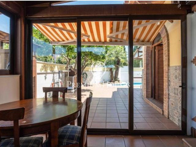 Chalet con piscina en el centro