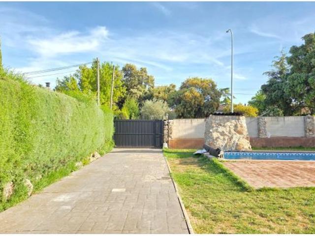 Chalet con piscina en Eurovillas