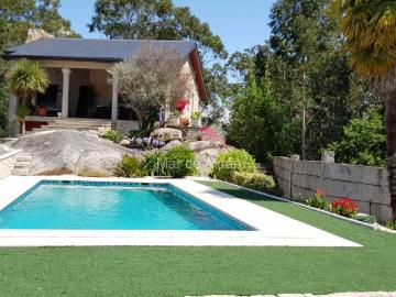 chalet con piscina en hio