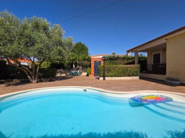 Chalet con piscina en Urb. El Olmillo