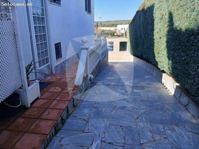 CHALET CON PISCINA EN VENTA. ZONA GOLF GUADIANA