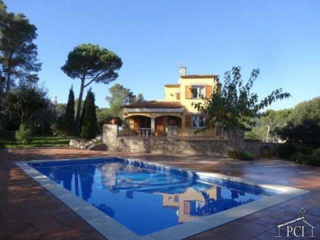 Chalet con piscina privada y jardín en una de las calas más. 235m² Tamariu