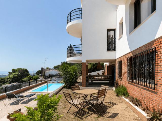 Chalet con piscina privada y vistas al mar en venta en Santa. 230m² Santa Susanna