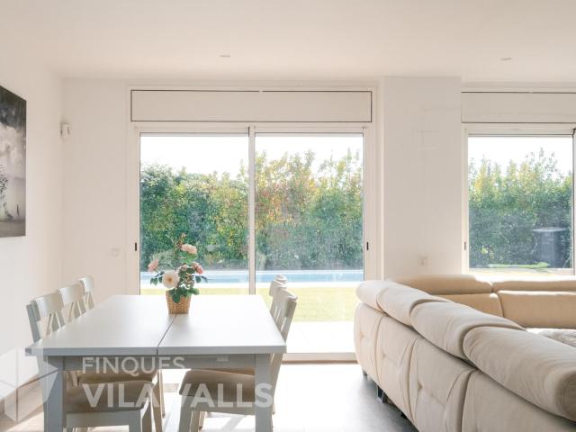 Chalet con piscina y 6 habitaciones en Can Regasol