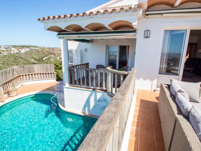 Chalet con piscina y vistas al mar en Cala LLonga