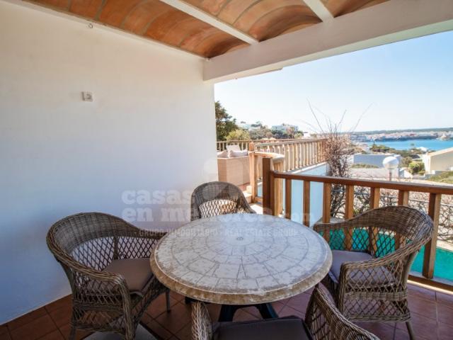 Chalet con piscina y vistas al mar en Cala LLonga