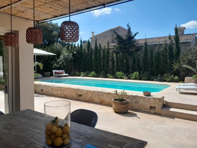 Chalet con piscina y vistas al mar