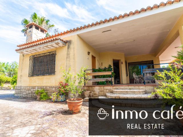 Chalet con piscina y gran parcela en Montesa, muy cerca del núcleo urbano
