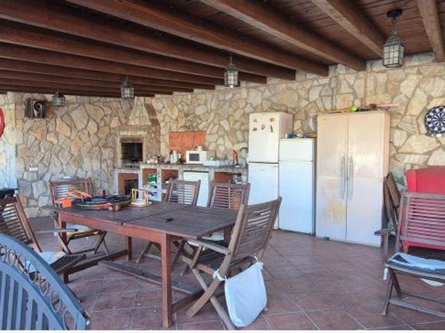 Chalet con piscina y gran porche de madera para ocio