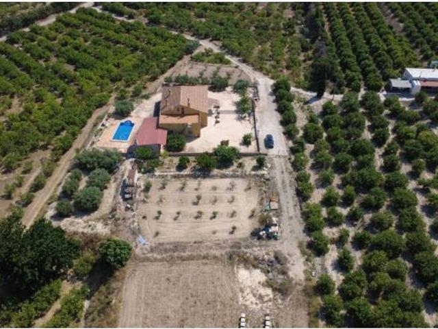 Chalet con piscina y más de 5.000 m2 de terreno junto a Zeneta