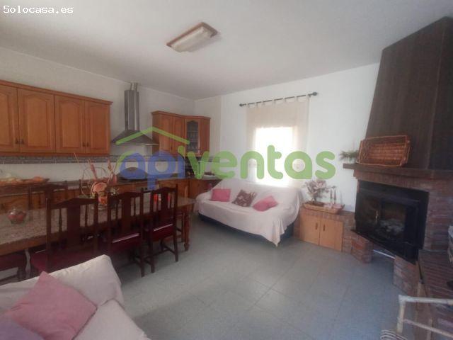 Chalet con piscina y naves vallado