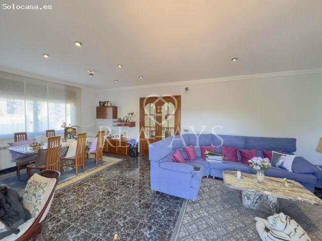 CHALET CON PISCINA Y PARCELA PLANA