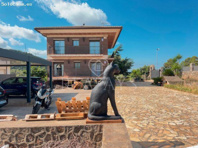 CHALET CON PISCINA Y PARCELA PLANA