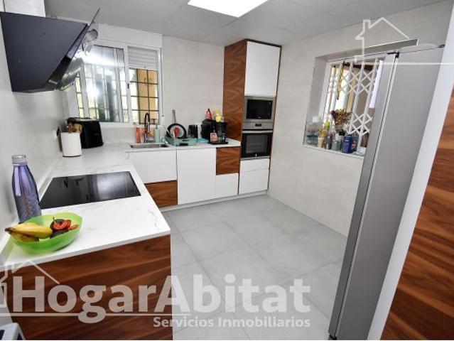 ¡CHALET CON PISCINA, ZONA DE APARCAMIENTO, PLACAS SOLARES Y GRAN PARCELA!