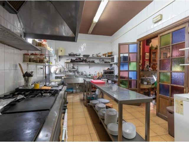 ¡CHALET CON RESTAURANTE EN PLENO FUNCIONAMIENTO, IDEAL PARA SEGUIR CON EL NEGOCIO, DESARROYAR UN
