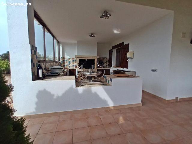 CHALET CON TERRAZA, BARBACOA, JARDÍN Y PISCINA EN PURIAS LORCA