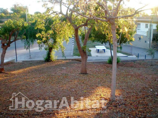 CHALET CON TERRAZA, ZONA DE APARCAMIENTO Y ESPECTACULARES VISTAS