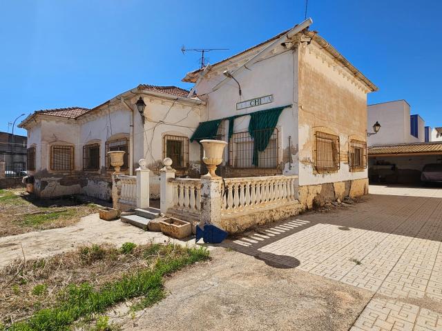 Chalet con parcela de 700m2 en La Rosaleda