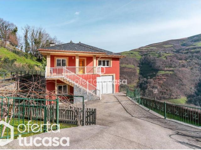Chalet con vistas al valle en Cangas del Narcea